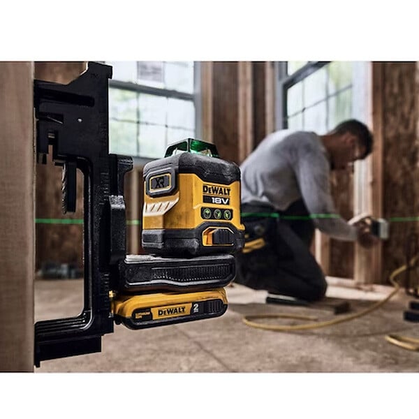 DEWALT - Niveau laser multi-lignes compact 3 faisceaux verts à 360° 18V DEWALT DCLE34031N-XJ - large