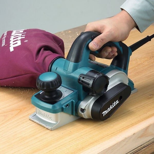 MAKITA - Rabot à battue électrique MAKITA KP0810J 850 W avec guide parallèle - large