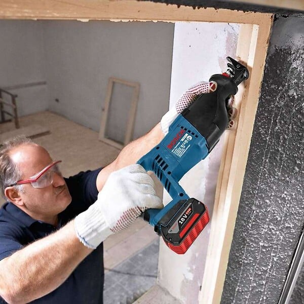 BOSCH - Scie Sabre BOSCH 060164J007 - GSA 18 V-LI Professional (vendu sans batterie) avec L-Boxx - large