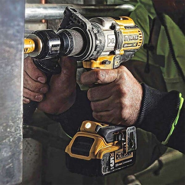 DEWALT - Perceuse-visseuse à percussion 18V DEWALT DCD996NT-XJ avec coffret - large