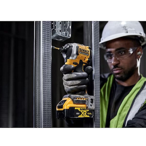DEWALT - Visseuse à choc compact 205Nm 18V DEWALT DCF850P2T-QW Brushless avec coffret et 2 batteries 5,0 Ah - large