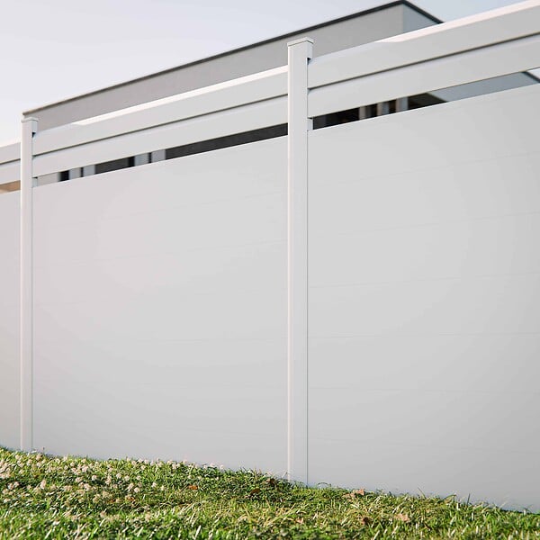 MON MARCHE DECO - Kit Clôture SLIM PVC Blanc H. 180 cm x L. 5.60 m - 2 Lisses claire-voie + 7 Soubassements - large