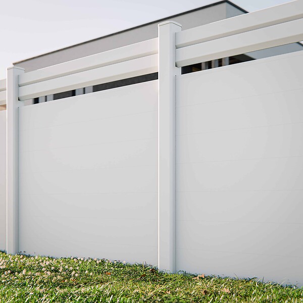 MON MARCHE DECO - Kit Clôture PRO PVC Blanc H. 180 cm - 2 Lisses claire-voie + 7 Soubassements - 11,30 m - large