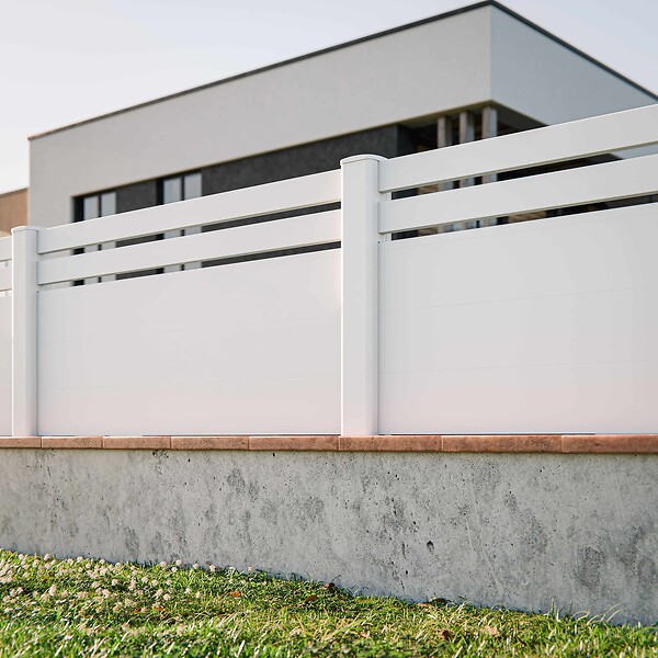 MON MARCHE DECO - Kit Clôture PRO PVC Blanc H. 90 cm x L. 11.30 m - 2 Lisses + 3 Soubassements - large