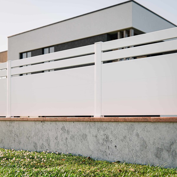 MON MARCHE DECO - Kit Clôture SLIM PVC Blanc H. 90 cm x L. 11.10 m - 2 Lisses + 3 Soubassements - large