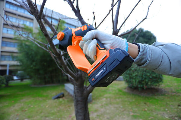 YARDFORCE - Mini-tronçonneuse à main sans fil - 20V - 10cm de coupe - large