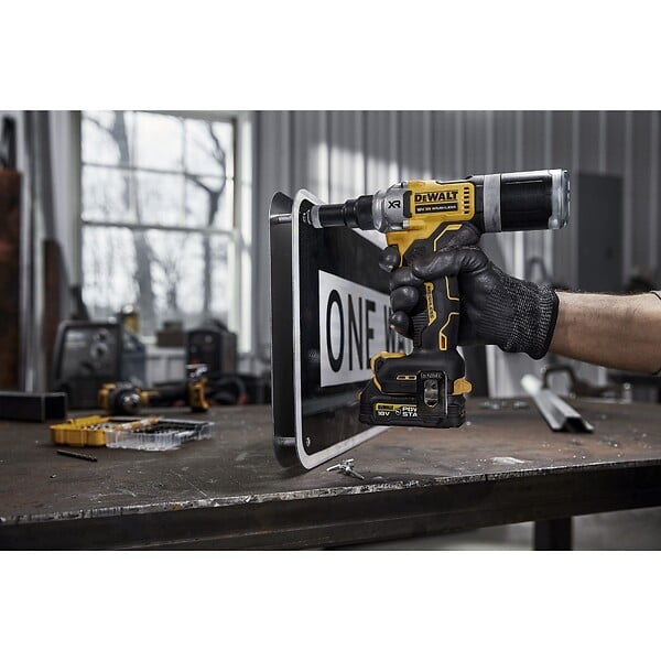 DEWALT - Pistolet à riveter 18V DEWALT DCF414NT-XJ avec coffret - large