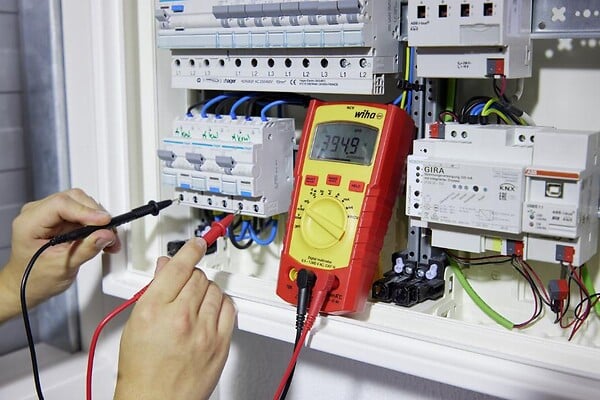 WIHA - Multimètre numérique WIHA jusqu'à 600V AC Cat. IV + 2 piles AAA incluses - 45218 - large