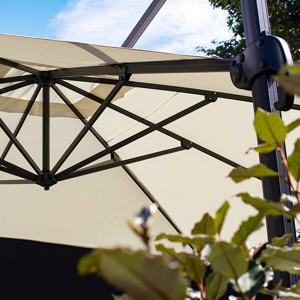 OVIALA - Parasol déporté inclinable et rotatif 4x3m en aluminium écru - Caserta - large