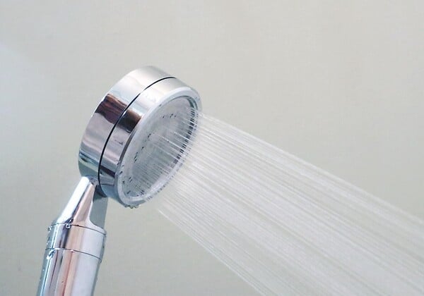 AQUAWATER - Douchette filtrante NanOspa - Pour filtrer le calcaire et les impuretés de l'eau - large