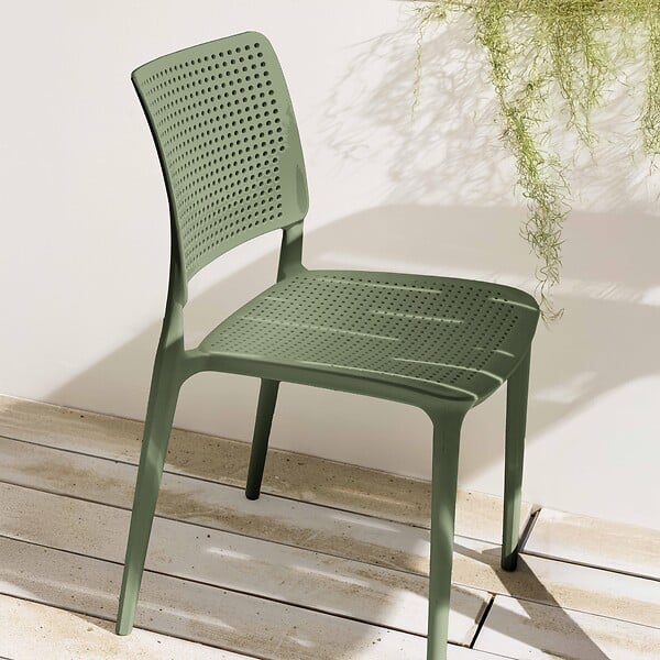 OVIALA - Chaise de terrasse ajourée en plastique vert cactus - Riga - large