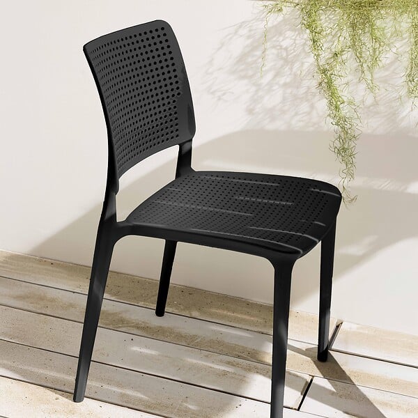 OVIALA - Chaise de terrasse ajourée en plastique noire - Riga - large
