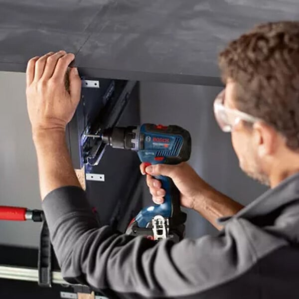 BOSCH - Perceuse-visseuse BOSCH GSR 18V-55 - 0615A5002P Professional sans fil 18 V - 55 Nm Brushless + 3x batterie ProCORE 4,0 Ah + chargeur + L case - large