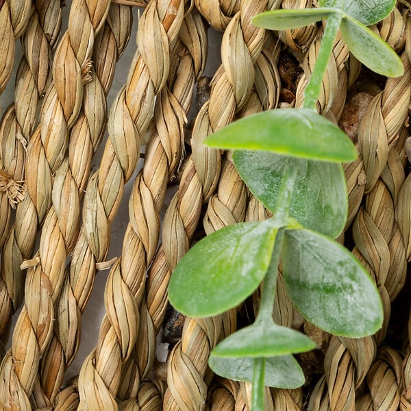 ATMOSPHERA - Plante artificielle Eucalyptus dans un support en Osier à suspendre H 26 cm - large