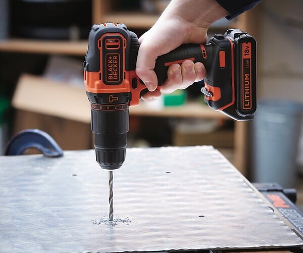 BLACK+DECKER - Bdchd18-qw Perceuse à Percussion Sans Fil - 18 V - 1,5 Ah - 2 Vitesses - 1 Batterie - Chargeur Inclus - large