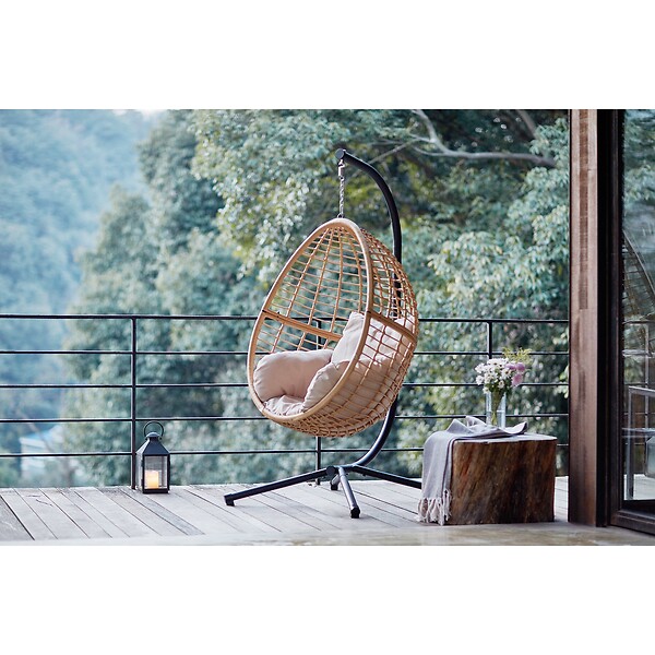 CONCEPT USINE - Fauteuil suspendu en résine tressée beige et noir AUROA $ - large