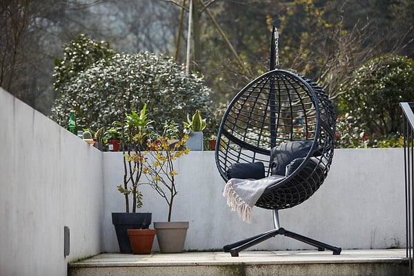 CONCEPT USINE - Fauteuil suspendu en résine tressée noir AUROA - large