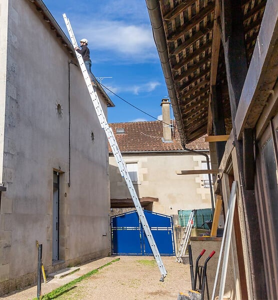 HAILO - Echelle coulissante à  corde professionnelle 3 plans 3x16 échelons 10,8m/11,1m en alu Hailo Trio - large