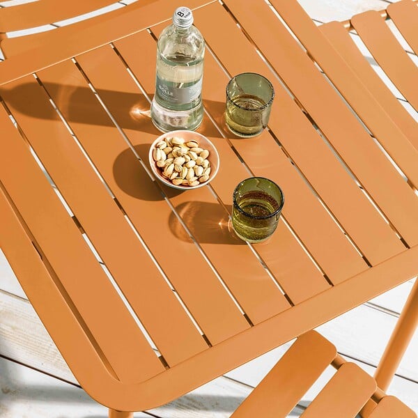 OVIALA - Table carrée de terrasse (70x70cm) jaune moutarde - Almada - large