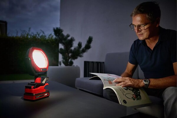 EINHELL - Lampe d'extérieur GC-OL 18/1500 Li-Solo - LED 1500 lm - tête réglable - Power X-Change - sans batterie/chargeur - large