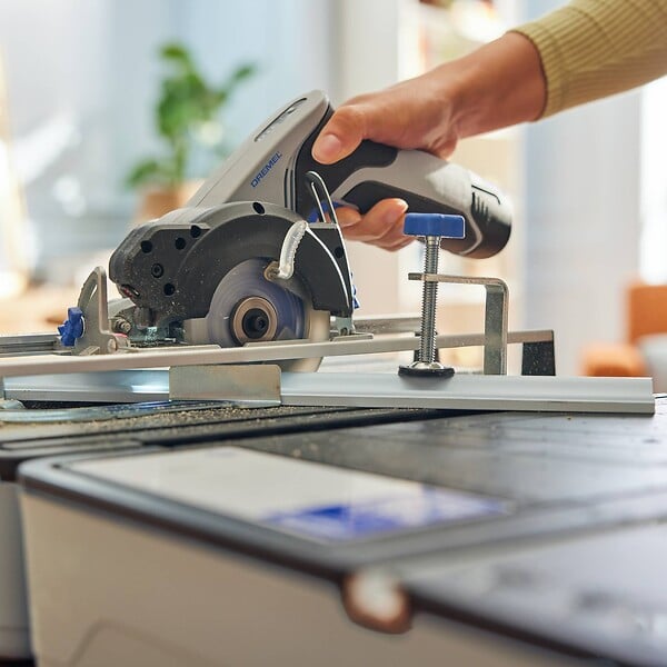 DREMEL - Dremel Scie compacte 12V avec station de sciage - large