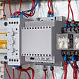 EXTEL - Kit Visiophone filaire connecté Extel Code Connect avec digicode intégré, son transformateur RAIL DIN et sa gâche électrique - vignette