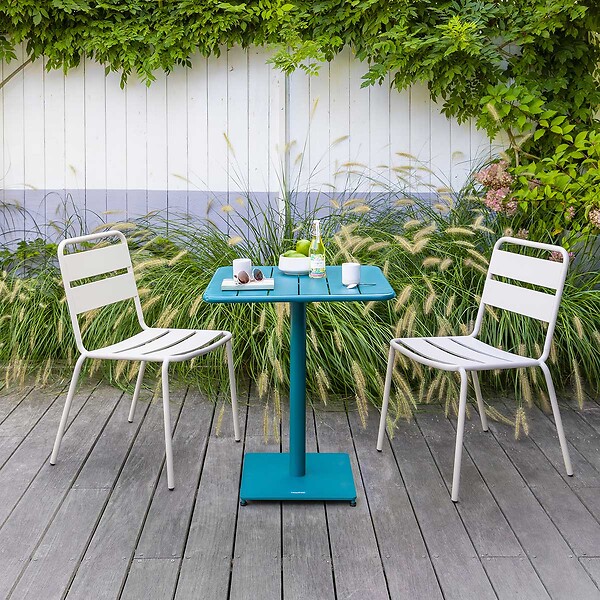 HESPERIDE - Table de jardin carrée "Phuket" bleu canard 2 places en acier traité époxy - large