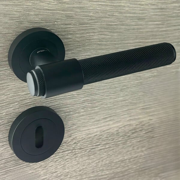 SECURY-T - Poignées de porte sur rosace ronde noir mat industriel - Modèle Ema Trou de clé L - large