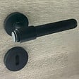 SECURY-T - Poignées de porte sur rosace ronde noir mat industriel - Modèle Ema Trou de clé L - vignette