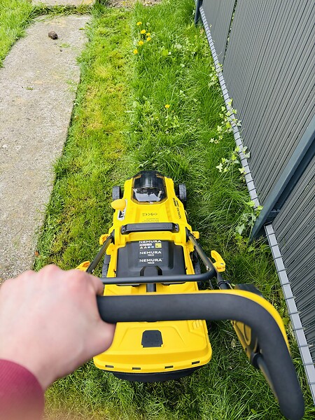 NEMURA - Tondeuse à batterie NEMURA 40V + 2 Batteries 4Ah + Chargeur rapide - Coupe de 37cm - Mulching + Ramassage - large