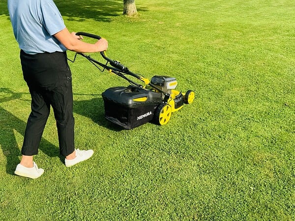 NEMURA - Tondeuse A Batterie 80V (2x40V) - Coupe 46cm - Autotractée + 2 Batteries 4Ah + Double Chargeur - Autonomie 500m2 - large