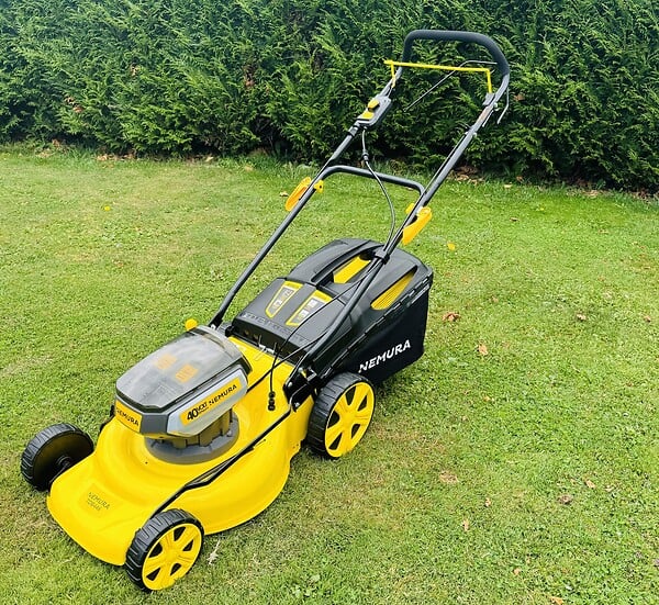 NEMURA - Tondeuse A Batterie 80V (2x40V) - Coupe 46cm - Autotractée + 2 Batteries 4Ah + Double Chargeur - Autonomie 500m2 - large