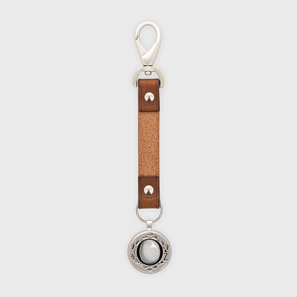Bouton d'alerte MONSHERIF + médaillon argenté avec lanière marron : l'élégance au service de la sécurité avec un bouton d'alerte connecté discret - Application gratuite - Sans abonnement - large