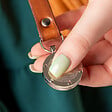 Bouton d'alerte MONSHERIF + médaillon argenté avec lanière marron : l'élégance au service de la sécurité avec un bouton d'alerte connecté discret - Application gratuite - Sans abonnement - vignette