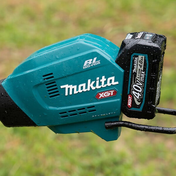 MAKITA - Débroussailleuse XGT 40V Max - MAKITA UR006GM102 - avec batterie 4.0Ah  + chargeur + accessoires - large