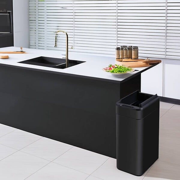 BEYOND BLUE - Poubelle cuisine automatique latérale - Ouverture papillon - Noir mat - 60L - Piles ou batterie - large