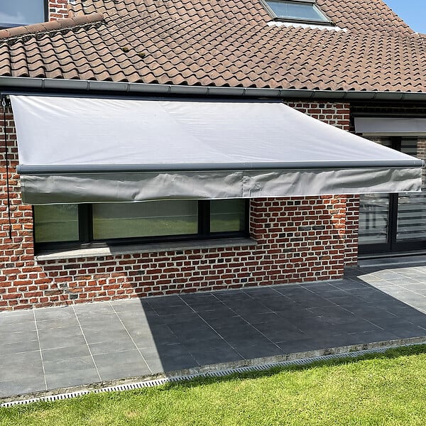 HAPPY GARDEN - Store banne SAULE 3,5 × 3m avec semi-coffre - Toile grise et structure grise - large