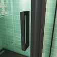 AICA SANITAIRE - AICA cabine de douche coulissante 140x80x195cm porte de douche avec l'amortisseur 140cm cabine de douche Noire en 8mm verre anticalcaire - vignette