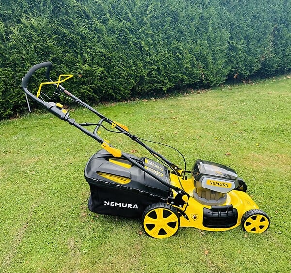 NEMURA - Tondeuse A Batterie 80V (2x40V) - Coupe 46cm - Autotractée + 2 Batteries 4Ah + Double Chargeur - Autonomie 500m2 - large