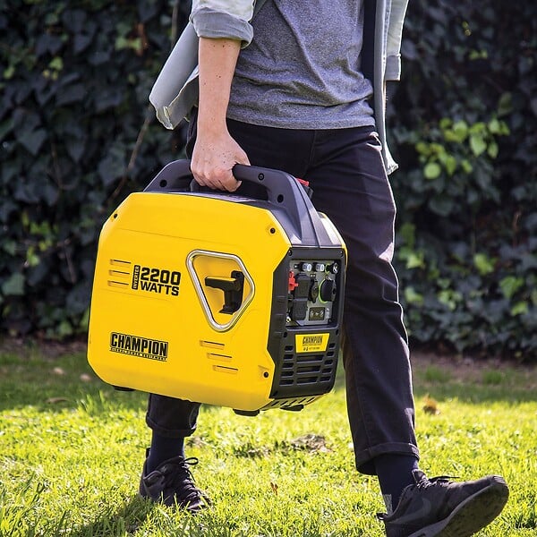 CHAMPION POWER EQUIPMENT - Groupe electrogène Silencieux 2200W Inverter Moteur 4T essence 79 Cm3 CHAMPION Protection AVR Autonomie + 10 heures Generateur - large