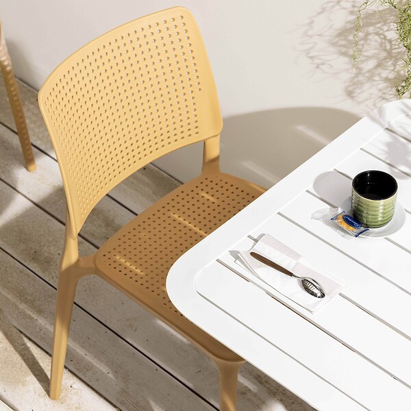 OVIALA - Chaise de terrasse ajourée en plastique jaune clair - Riga - large