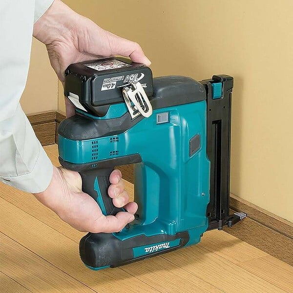 MAKITA - Cloueur MAKITA DBN500ZJ à minibrads à batterie LXT 18V (vendu sans batterie) - large