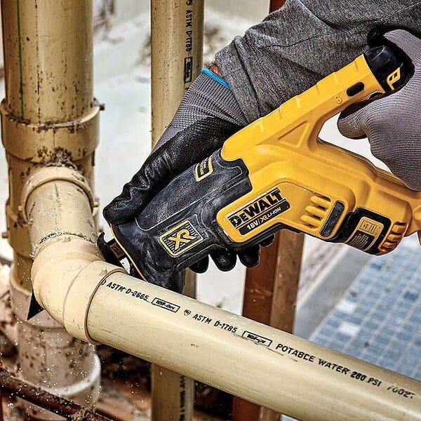 DEWALT - Scie sabre compacte 18V DEWALT DCS367NT-XJ Brushless avec coffret - large