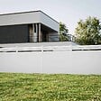 MON MARCHE DECO - Kit Clôture SLIM PVC Blanc H. 180 cm x L. 11.10 m - 2 Lisses claire-voie + 7 Soubassements - vignette