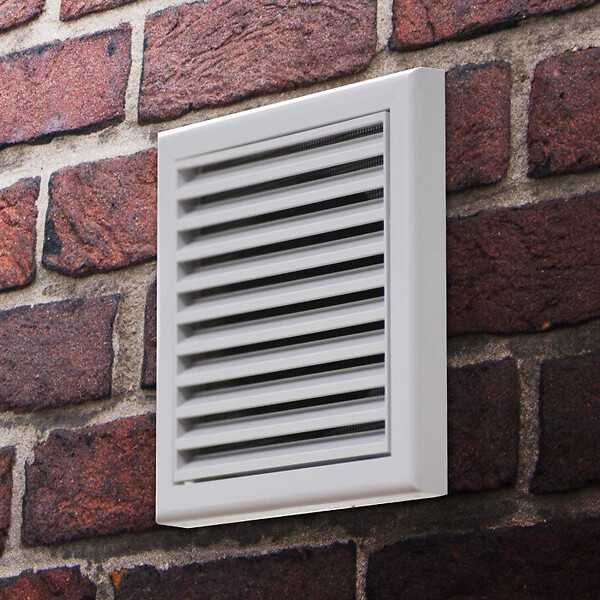 BLAUBERG - Grille de ventilation plastique blanc à ailettes inclinées DECOR avec moustiquaire - LxH (mm): 155 x 155 rac Ø 100/125 - large