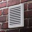 BLAUBERG - Grille de ventilation plastique blanc à ailettes inclinées DECOR avec moustiquaire - LxH (mm): 155 x 155 rac Ø 100/125 - vignette