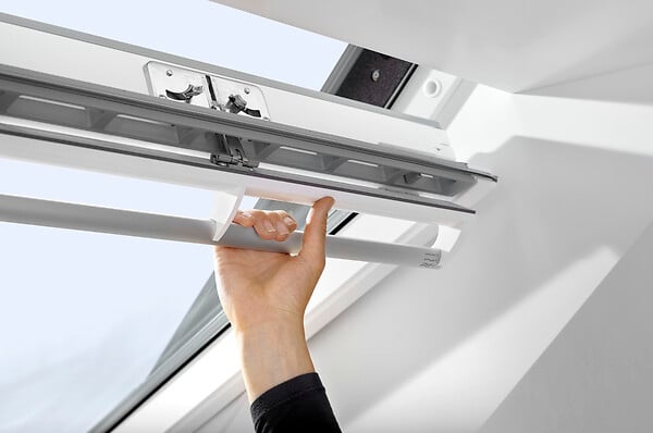 VELUX - Fenetre rotation Confort WhiteFinish GGL SK06 2076 - 114x118cm - large