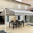 COTE STORE - Stores bannes de terrasse double pente avec coffre sur pied - 3,5 x 3 m - Blanc gris - vignette