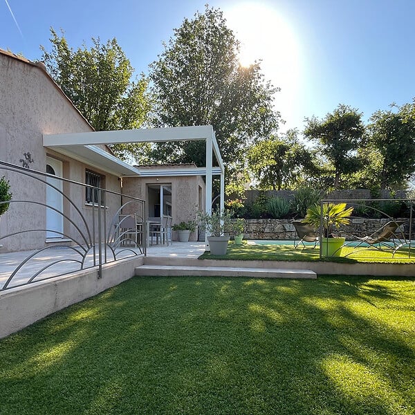 INTERSUN - Pergola rétractable HYLIA 4,50x4,109 M Motorisé à Télécommande (Motorisé à Télécommande + LED - Gris anthracite structuré RAL7016ST) - large