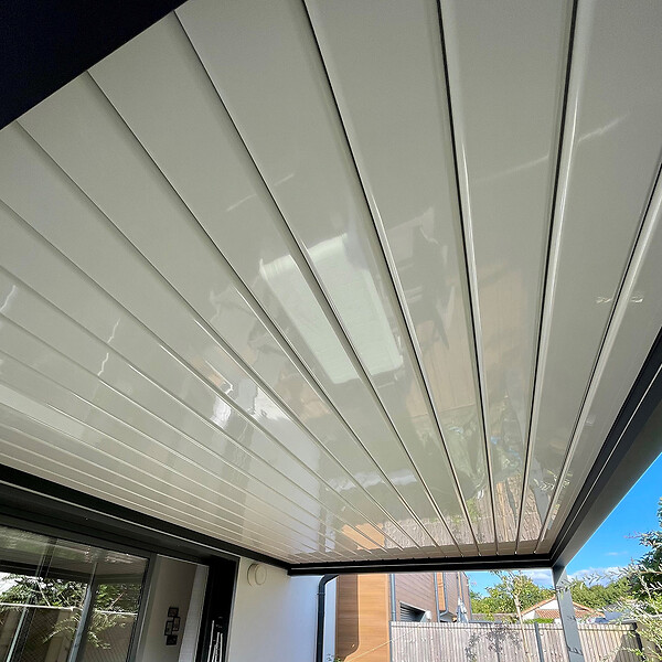 INTERSUN - Pergola bioclimatique SPINELLE 4,50x3,937 M Double vérin à Télécommande (Double vérin à Télécommande + LED - Blanc satiné RAL9010) - large